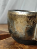 Kubek z czarnej gliny ze złotym szkliwem 400 ml nr.24