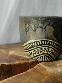 Kubek ceramiczny z reliefem ręcznie wykonany, stare złoto 12