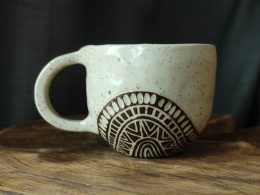 Kubek z serii Wariacje ceramiczny ręcznie lepiony i zdobiony - 1