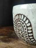 Kubek z serii Wariacje ceramiczny ręcznie lepiony i zdobiony - 1